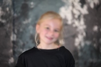 Kleine blonde Hexe verzaubert mit ihrem L�cheln